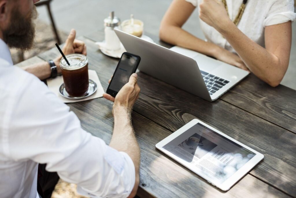 Streamlining Business Communication Workflows: Tools, Habits, and Long-Term Efficiency Gains Professionals using digital tools to streamline business communication workflows
